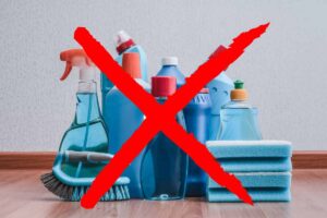 Prodotti per pulire casa con una x sopra