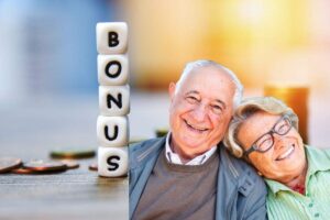 Anziani felici con la scritta bonus