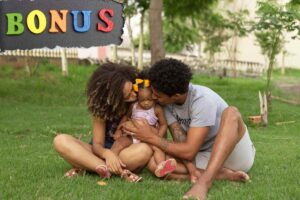 famiglia felice festeggia per l'assegno d'inclusione