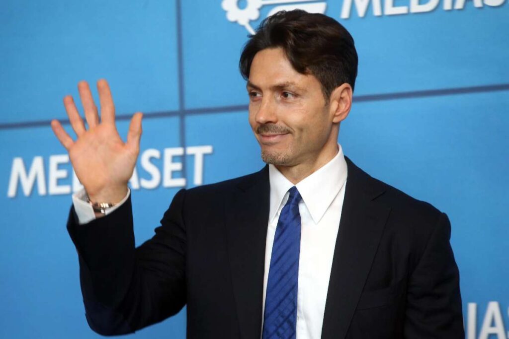 Pier Silvio Berlusconi saluta la stampa durante la presentazione del palinsesto Mediaset