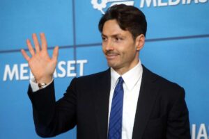 Pier Silvio Berlusconi saluta la stampa durante la presentazione del palinsesto Mediaset
