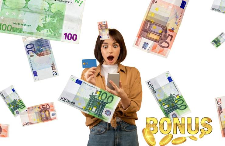 Donna controlla il saldo della Carta Dedicata a Te con il cellullare tra una pioggia di banconote