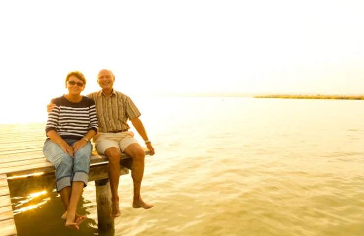Pensionati felici seduti sul molo