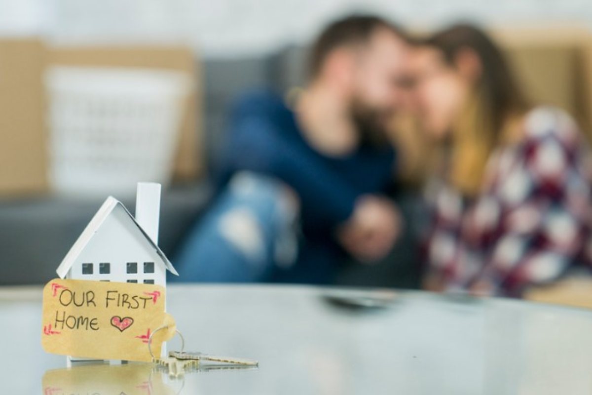 Coppia felice per l'acquisto della prima casa