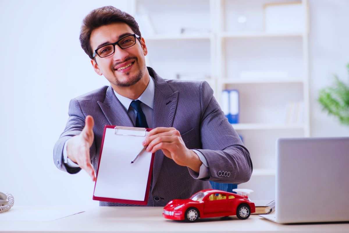 Assicuratore che tende la mano al cliente
