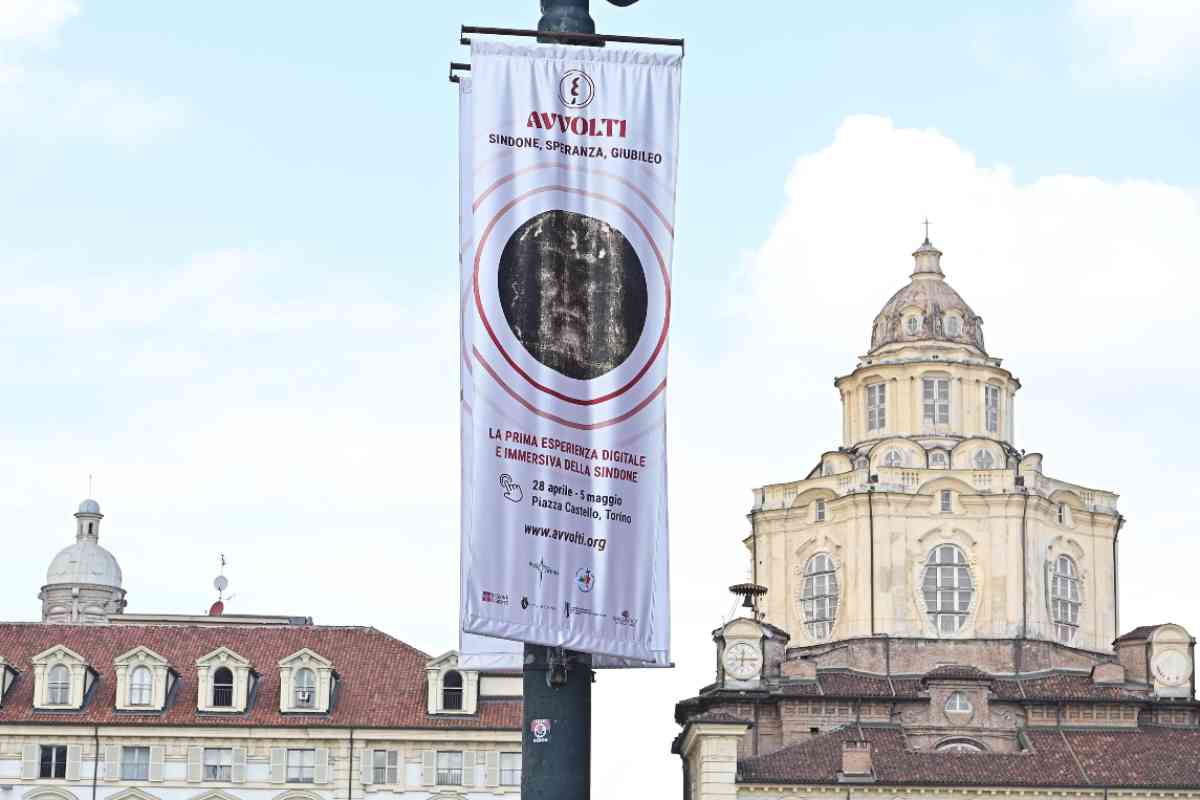 Duomo Torino e insegna promozionale della mostra della Sindone