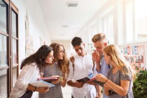 Ragazzi preoccupati per il debito scolastico