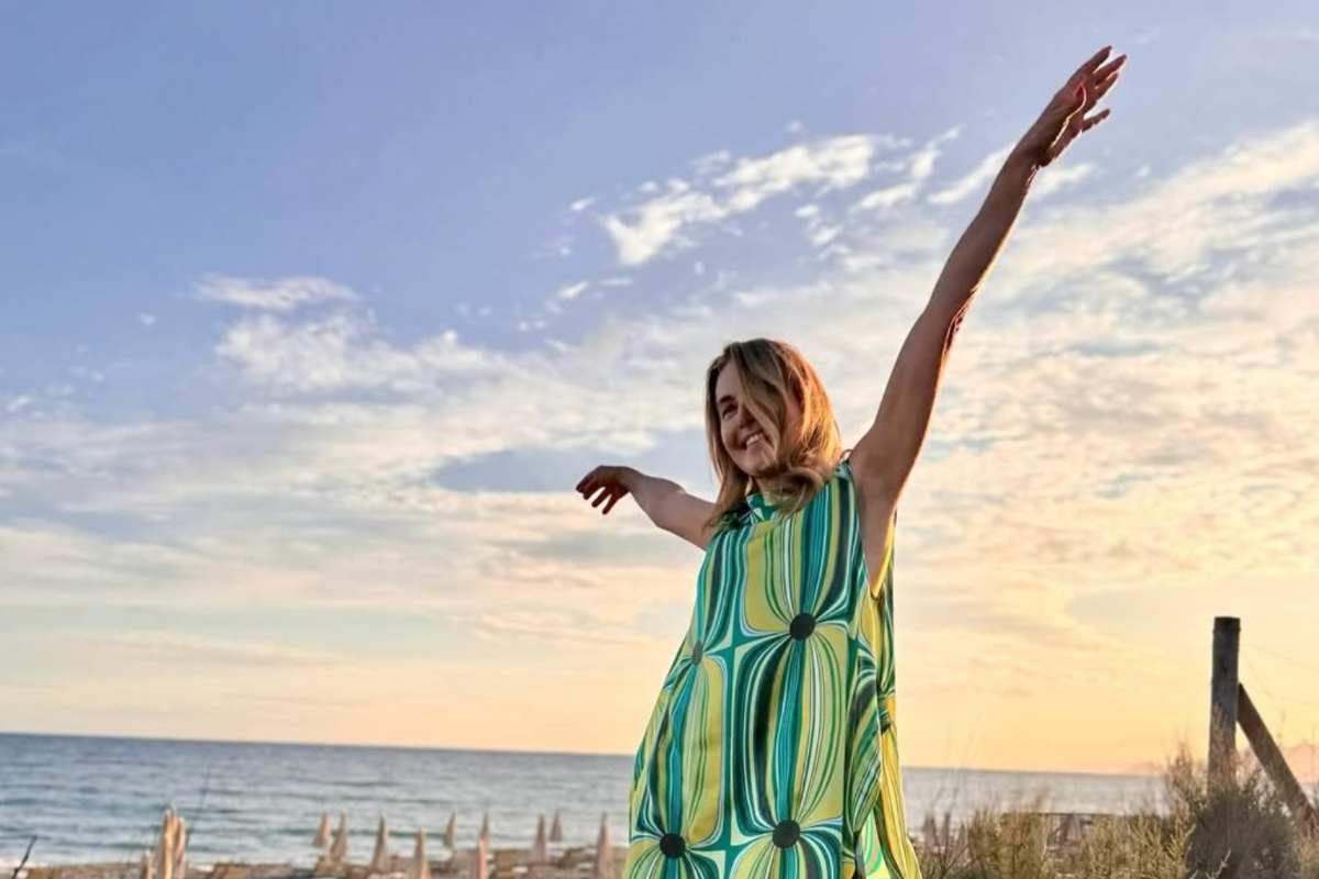 Barbara D'Urso che balla sulla sabbia