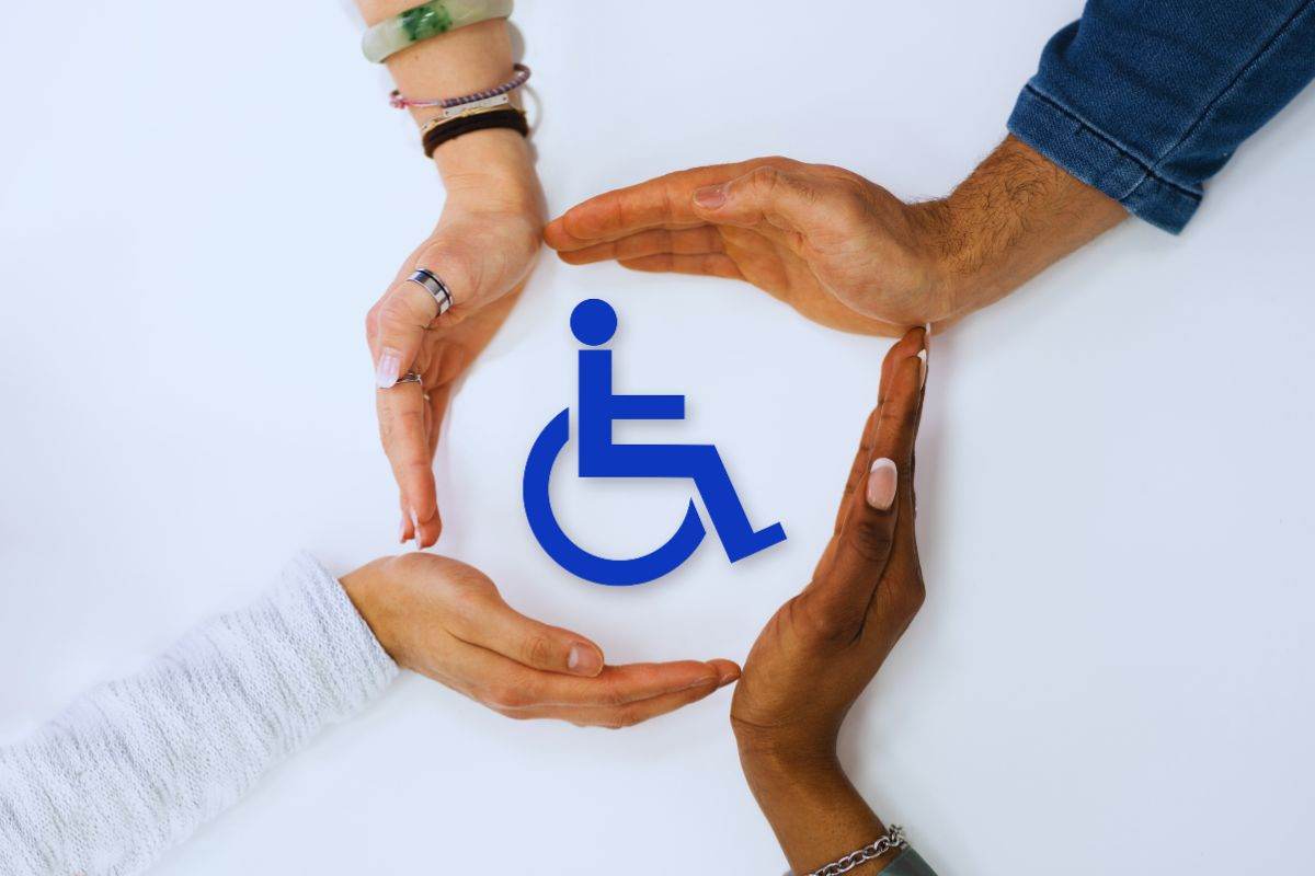 mani poste a protezione del simbolo dei disabili