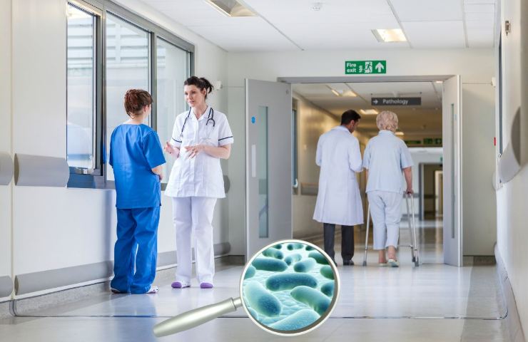 Corsia ospedaliera con lente d'ingrandimento focalizzata sui batteri 