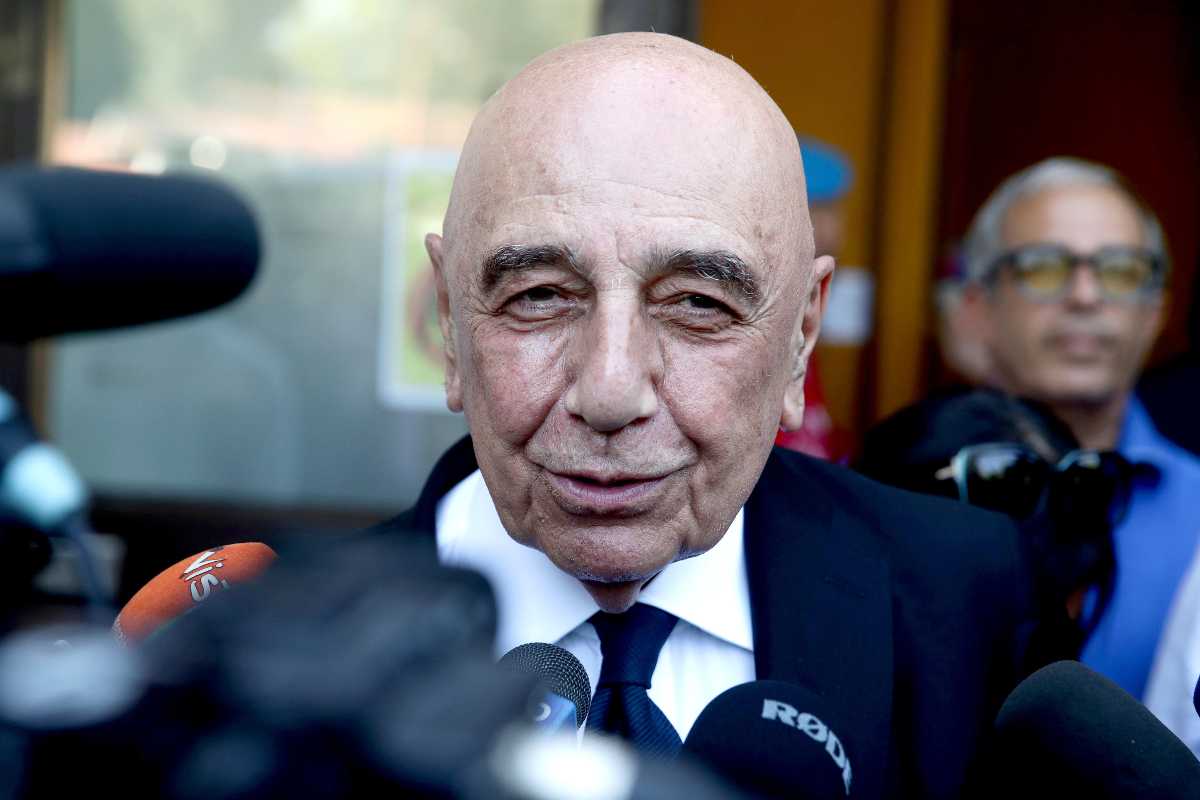 Adriano Galliani attorniato da giornalisti 
