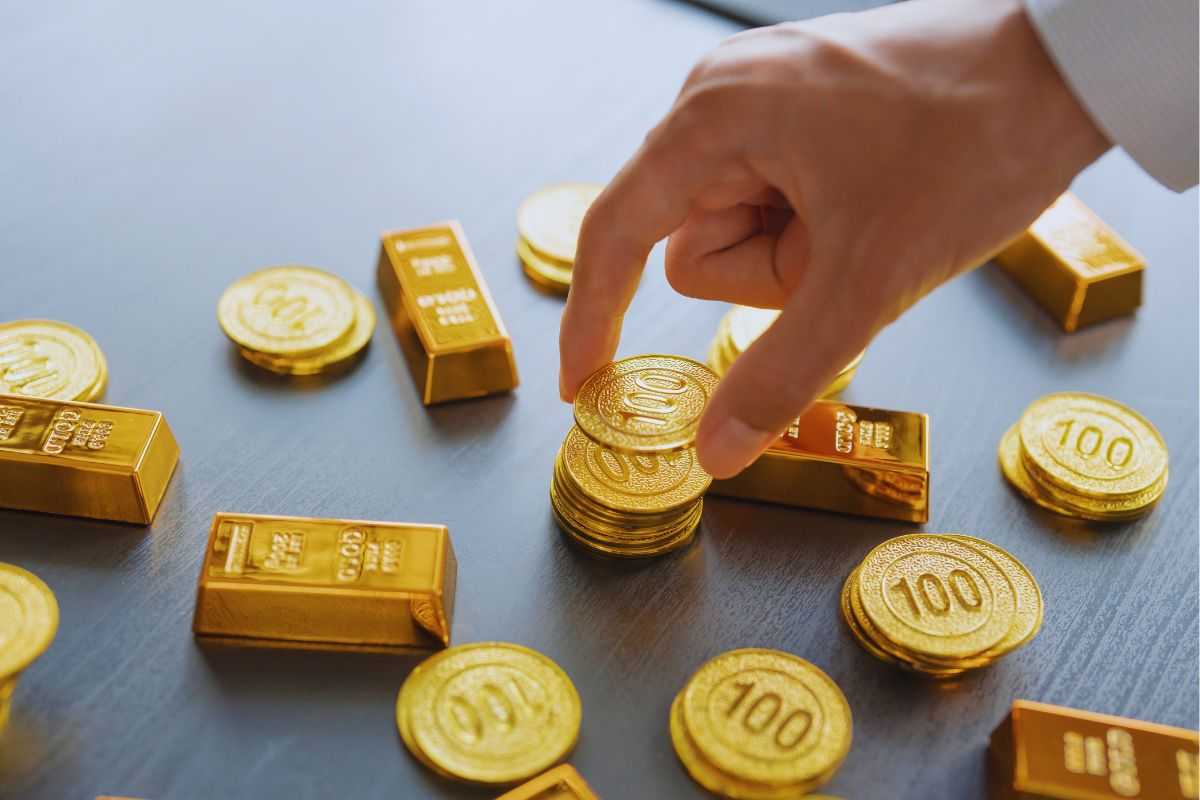 Persona che conta gettoni d'oro