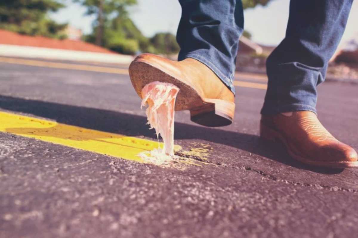 Persona schiaccia una gomma da masticare 