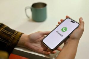 Persona apre l'app di Whatsapp sul telefono (Uspms.it)