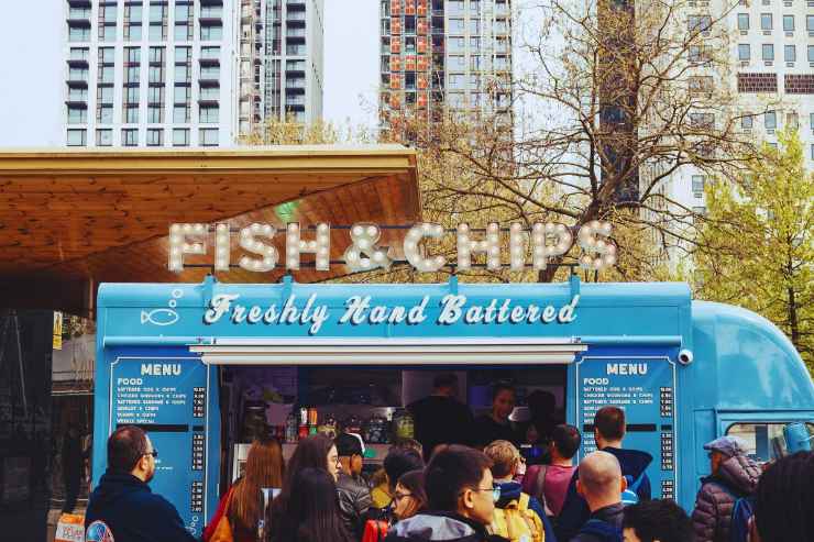 Fila davanti al camioncino che vende fish and chips