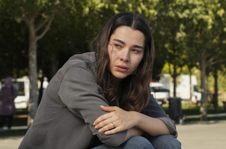 Oylum in lacrime in una scena di Tradimento