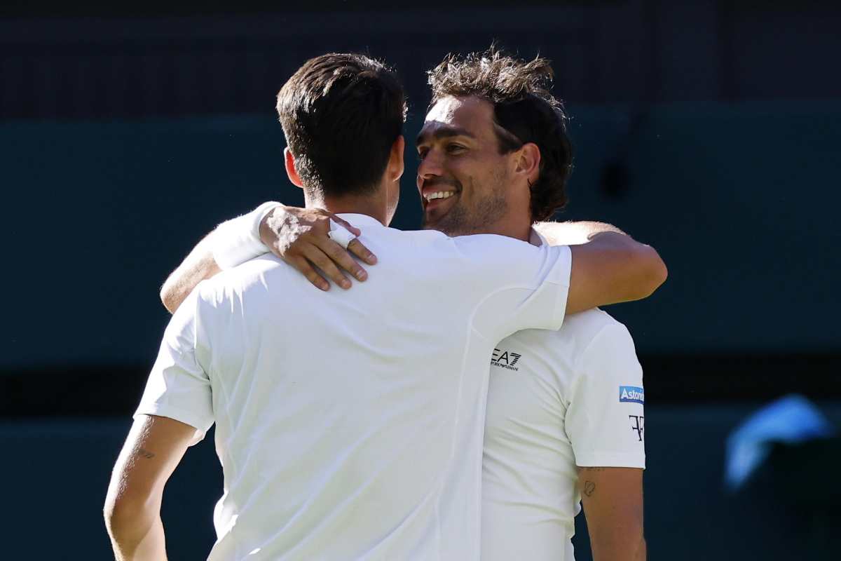 Fognini che abbraccia un avversario a fine match