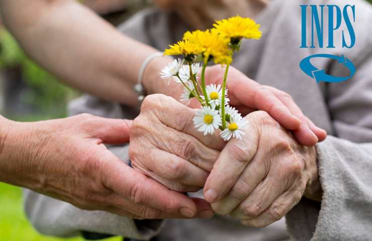 persona anziana con dei fiori in mano mentre un assistente l'aiuta con logo inps 
