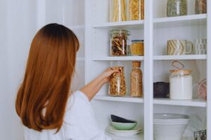Donna che prende frutta secca dalla dispensa
