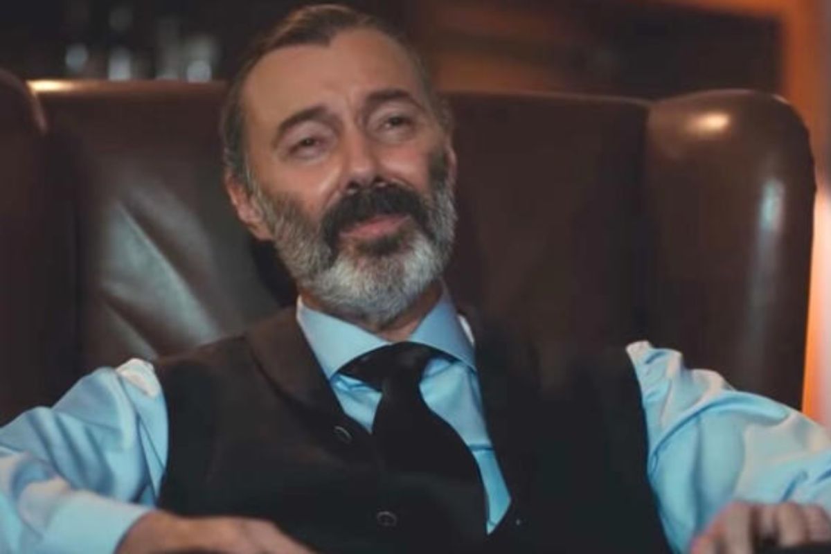 Nezir seduto sulla poltrona con aria devastata