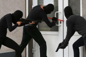 Ladri cercano di fare irruzione in una casa