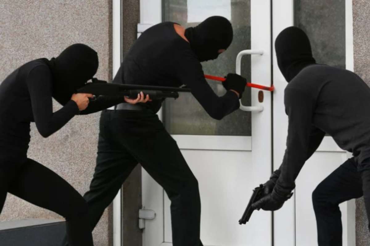 Ladri cercano di fare irruzione in una casa 