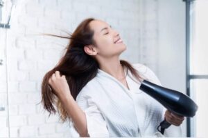 Donna si asciuga i capelli