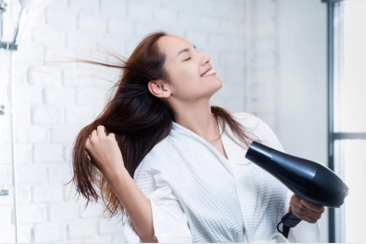 Donna si asciuga i capelli 