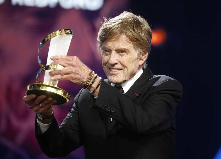 Redford che solleva un premio