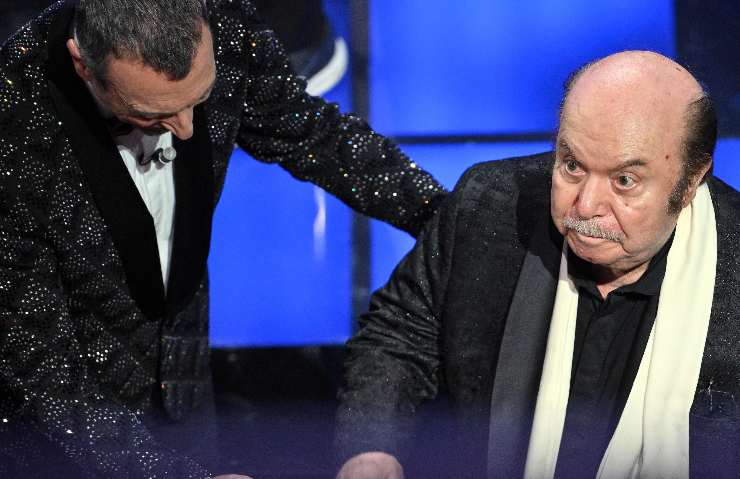 Lino banfi e amadeus che lo sorregge
