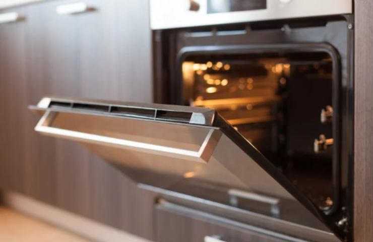 Forno aperto con la luce accesa