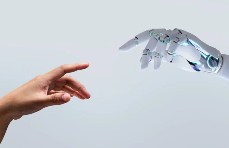 Mano di una persone e una di un robot