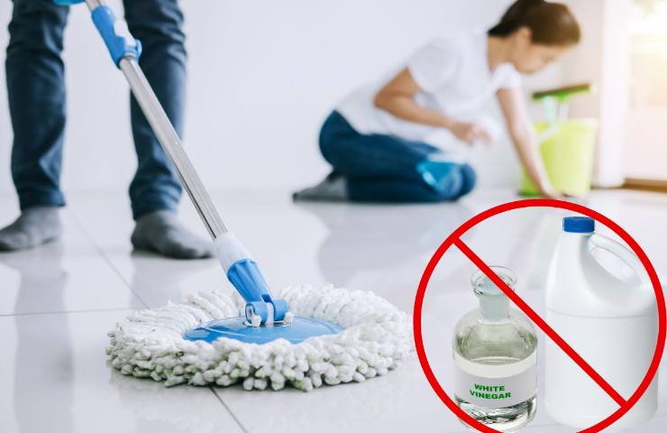 perone puliscono il pavimento con il segnale di divieto su aceto e candeggina