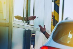Automobilista che paga al casello