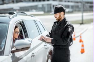 Agente fa una multa ad un automobilista