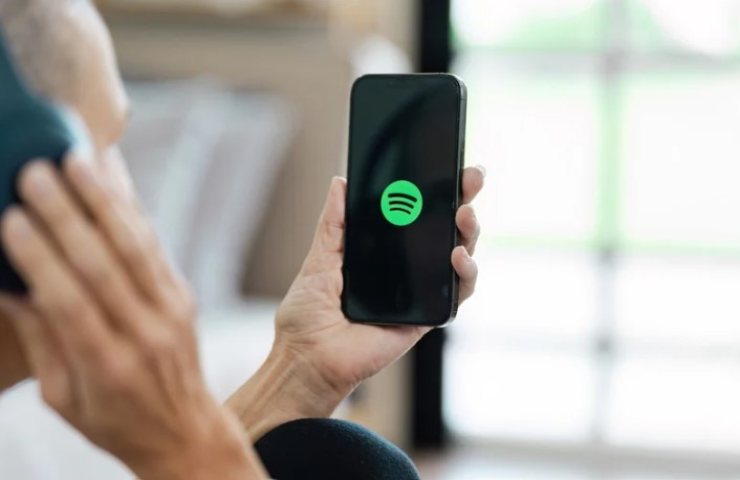 persona ascolta musica su Spotify