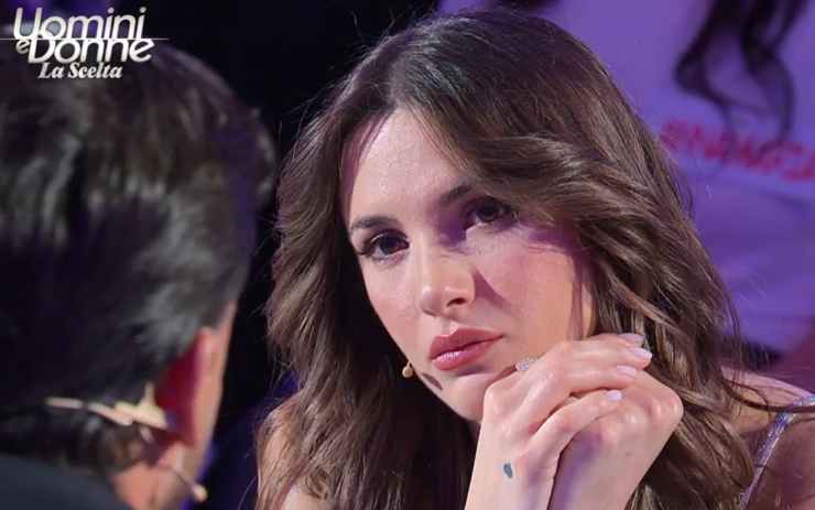 nadia di donato parla con una ragazza