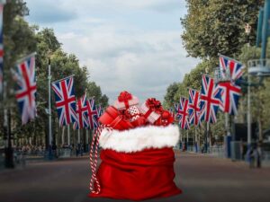 viale alberato con banbiere britanniche e sacco con regali di natale