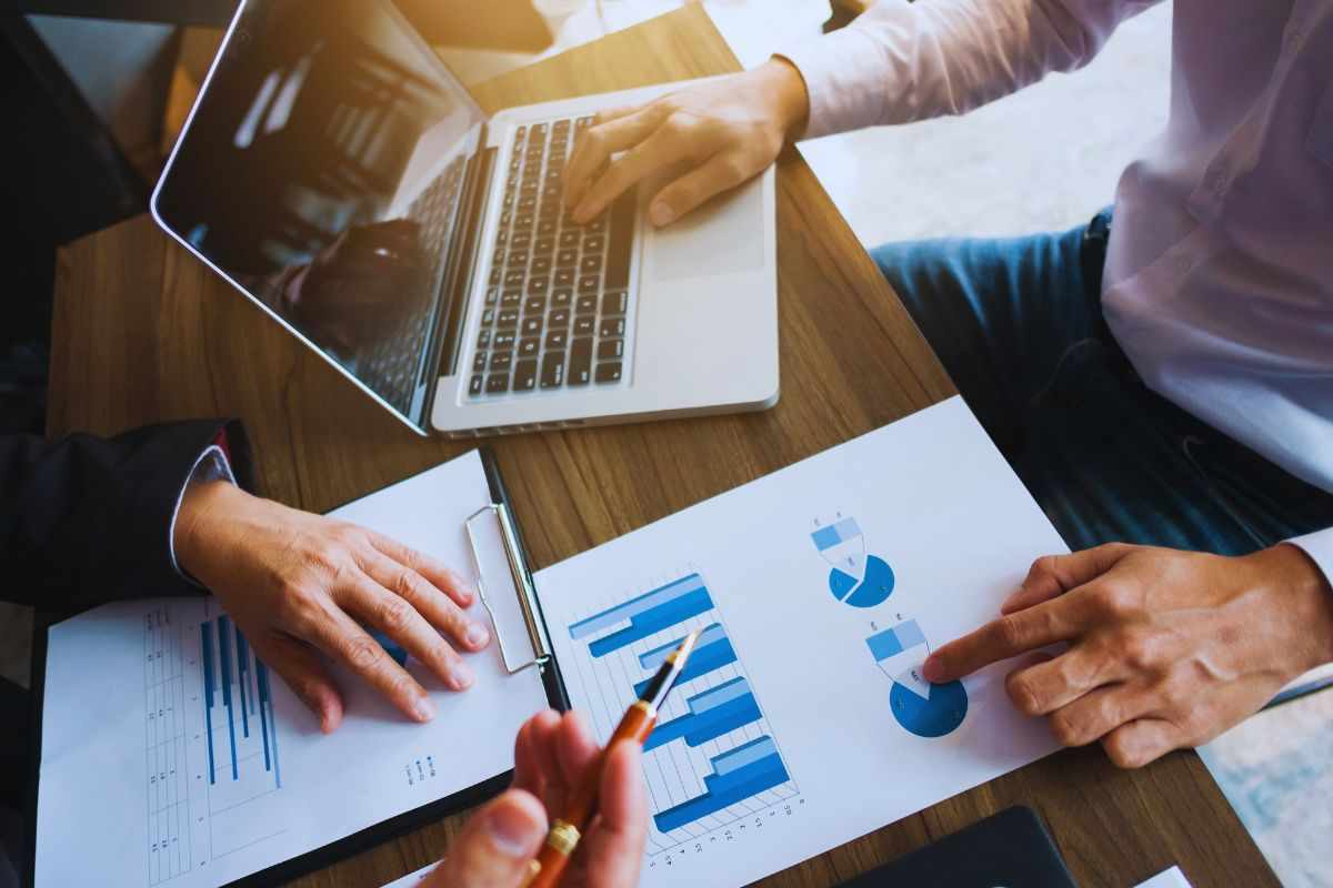 Commercialista che analizza grafici e tendenze