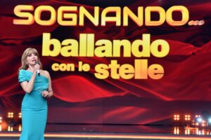 Milly Carlucci che presenta Sognando Ballando con le stelle