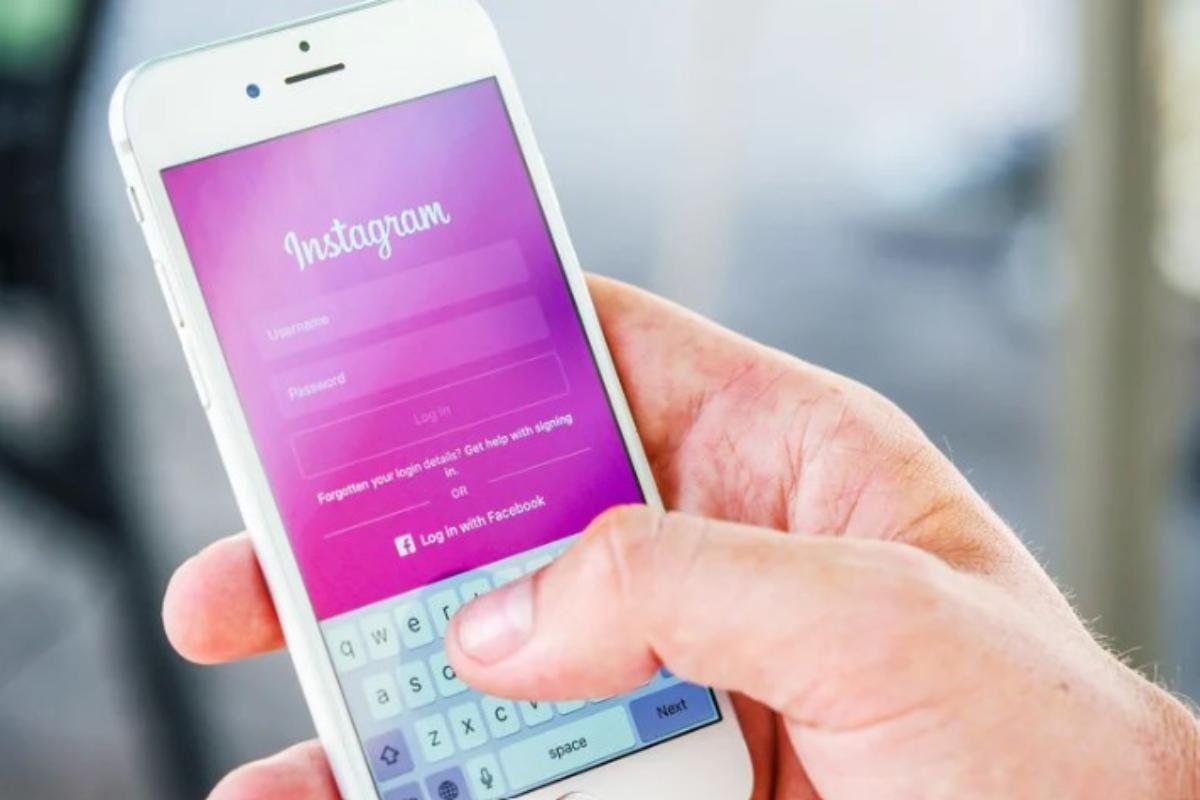 Persona fa l'accesso dal cellulare all'app Instagram