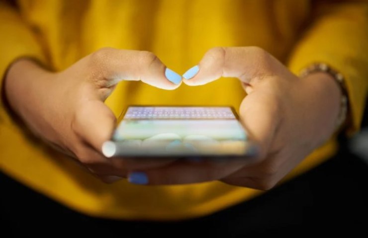 Donna con il telefono in mano