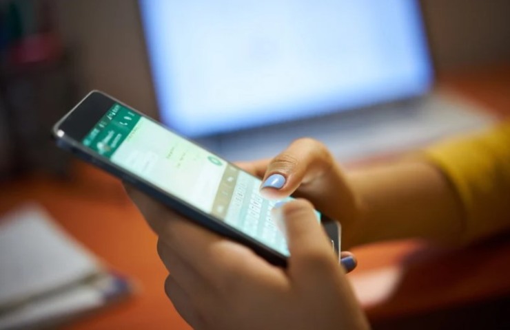Persona scrive messaggio sull'app Whatsapp