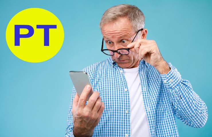 Uomo sbigottito guarda il telefono