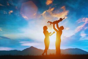 Famiglia felice che gioca in penombra