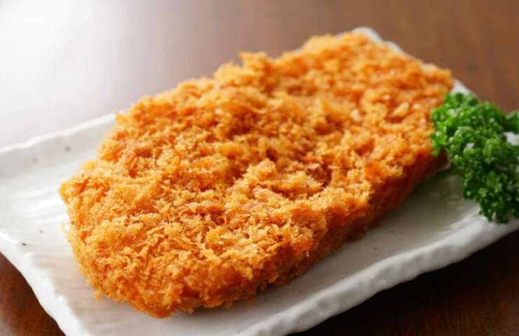 Cotoletta panata in un piatto