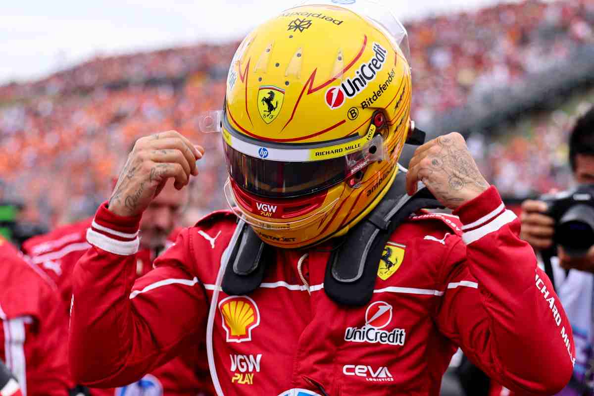 Lewis Hamilton che toglie il casco ai box