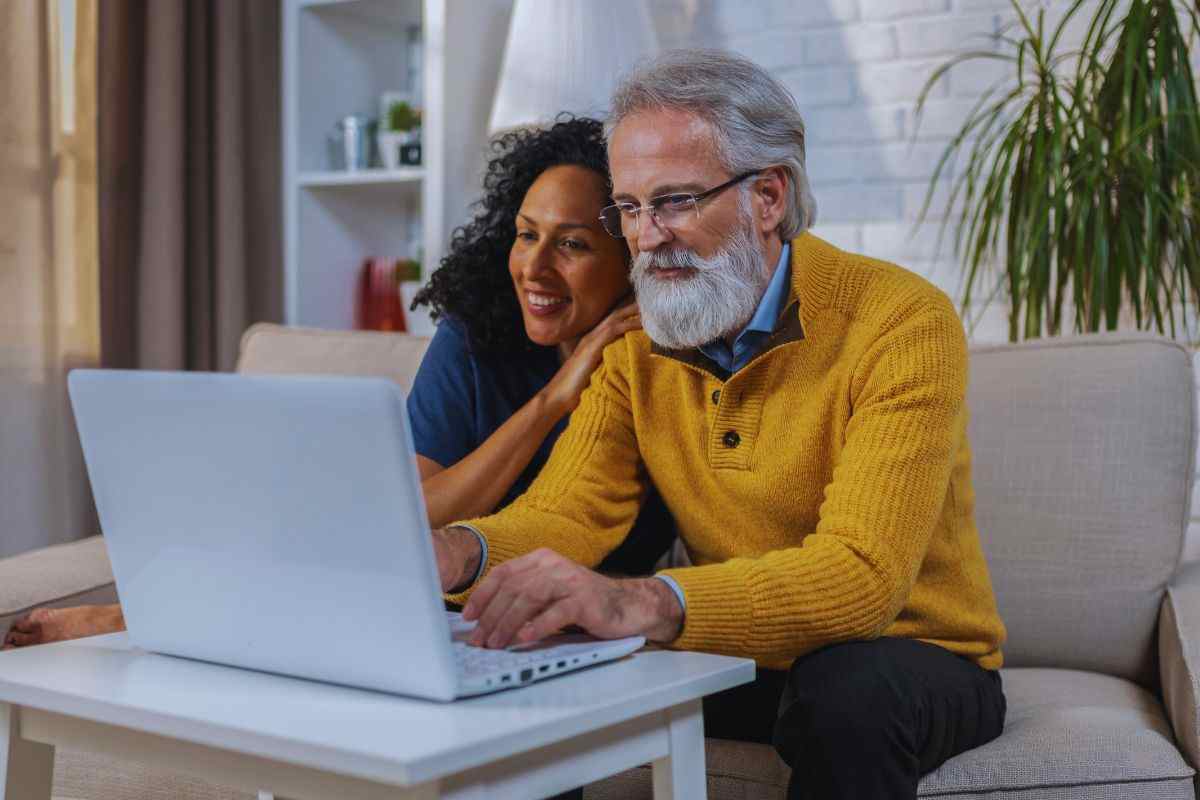 Coppia serena che controlla qualcosa al PC