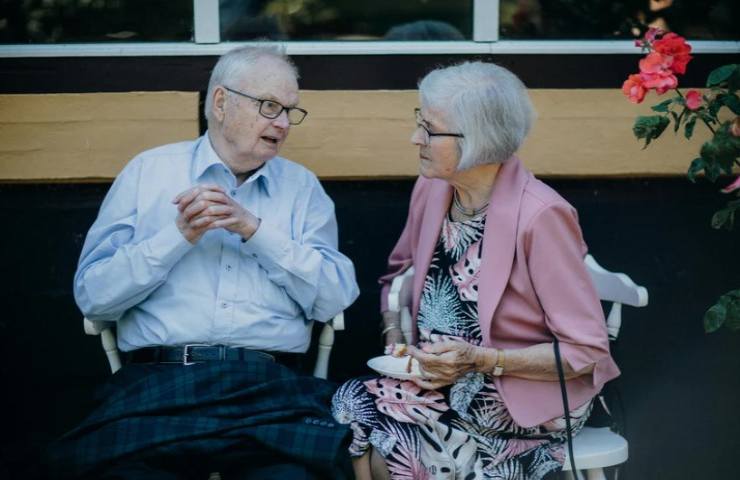 pensionati discutono della pensione