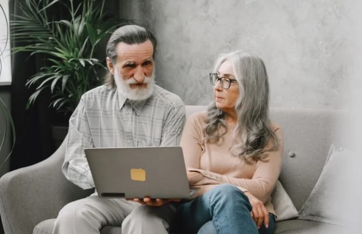 Pensionati al pc preoccupati per la pensione